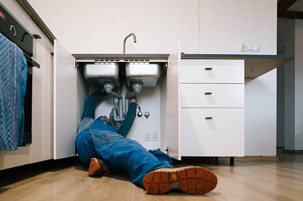 Professional Emergency Plumber technician working in Brisbane, CA